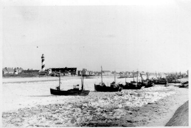 Gravelines lighthouse
Trawlers in the ice harbour of GRAVELINES in years 40.Harbour from the north FRANCE between DUNKIRK and CALAIS.
Permission granted by [url=http://forum.shipspotting.com/index.php?action=profile;u=3505]Robert Fournier[/url]
[url=http://www.shipspotting.com/gallery/photo.php?lid=129376]Original photo[/url]
Keywords: France;Gravelines;English channel;Historic