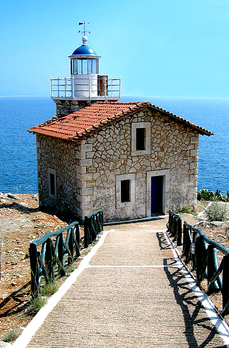 Astros Kinurias lighthouse
AKA ?kra Astros 
Source of the photo: [url=http://www.faroi.com/]Lighthouses of Greece[/url]

Keywords: Greece;Aegean sea;Astros