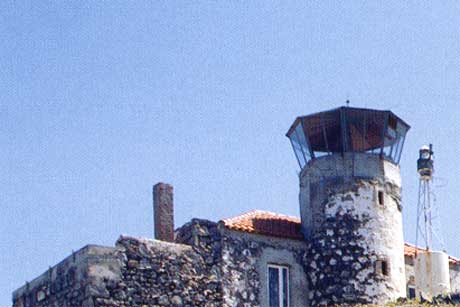 Kalolimnos lighthouse
Source of the photo: [url=http://www.faroi.com/]Lighthouses of Greece[/url]

Keywords: Greece;Aegean sea;Kalolimnos