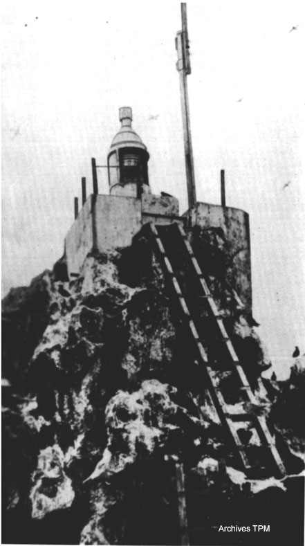 Clipperton Island Lighthouse - historic photo
[url=http://www.clipperton.fr/incagen.html?oublies.htm~main]Source[/url]
Keywords: Clipperton Island;France;Pacific ocean;Historic