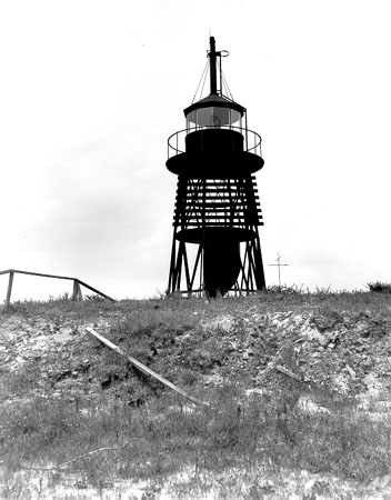 Alabama / Mobile point rear range lighthouse
Photo from [url=http://www.uscg.mil/history/weblighthouses/LHAL.asp]US Coast Guard site[/url]
Keywords: Alabama;Gulf of Mexico;United States;Historic
