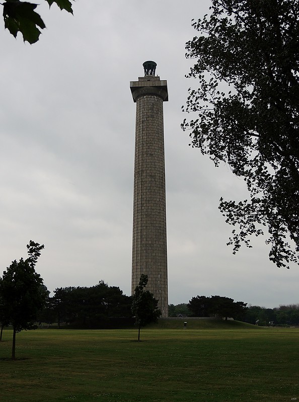 Ohio / Perry Memorial Monument light
Author of the photo: [url=https://www.flickr.com/photos/bobindrums/]Robert English[/url]
Keywords: Lake Erie;Ohio;United States