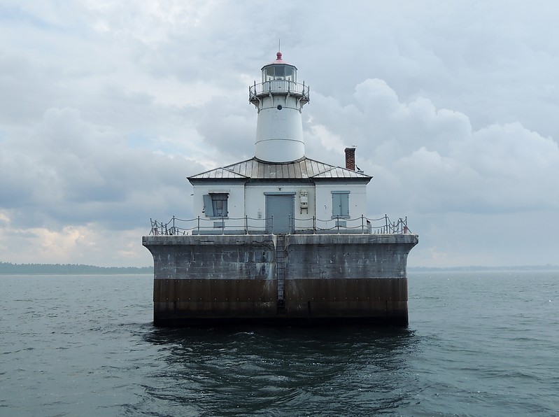 Michigan / Fourteen Foot Shoal lighthouse
Author of the photo: [url=https://www.flickr.com/photos/bobindrums/]Robert English[/url]
Keywords: Michigan;Lake Huron;United States;Offshore