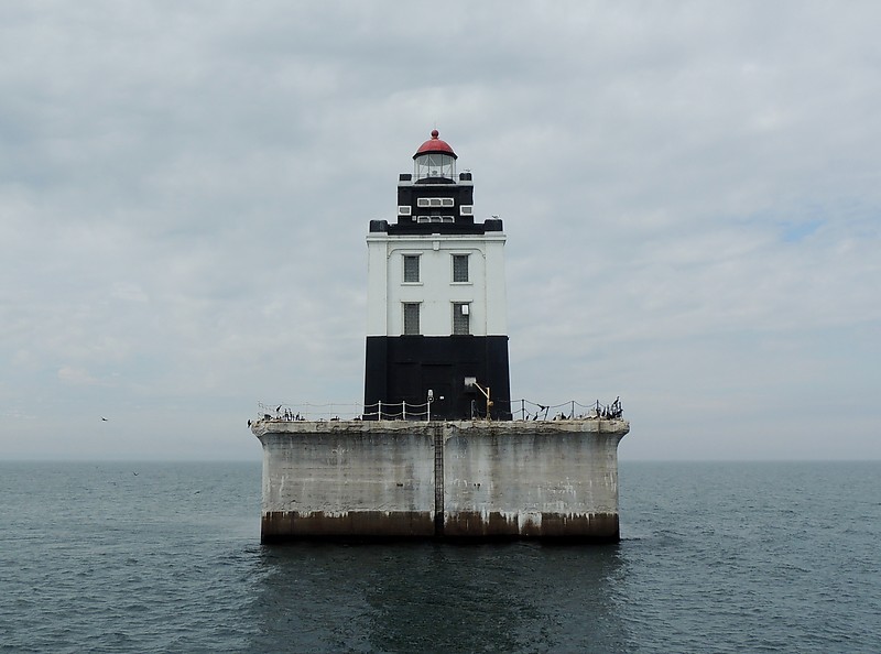 Michigan / Poe Reef lighthouse
Author of the photo: [url=https://www.flickr.com/photos/bobindrums/]Robert English[/url]
Keywords: Michigan;Lake Huron;United States;Offshore