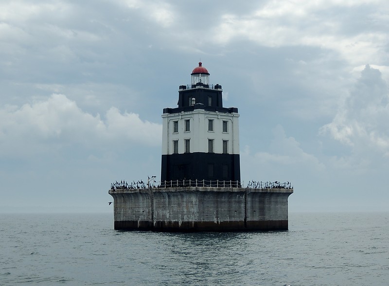 Michigan / Poe Reef lighthouse
Author of the photo: [url=https://www.flickr.com/photos/bobindrums/]Robert English[/url]
Keywords: Michigan;Lake Huron;United States;Offshore