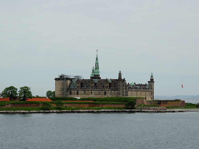 Öresund / Helsingör / Kronborg Castle (Elsinore) Light
Light is in the most right tower
Author of the photo: [url=https://www.flickr.com/photos/bobindrums/]Robert English[/url]

Keywords: Oresund;Helsingor;Denmark