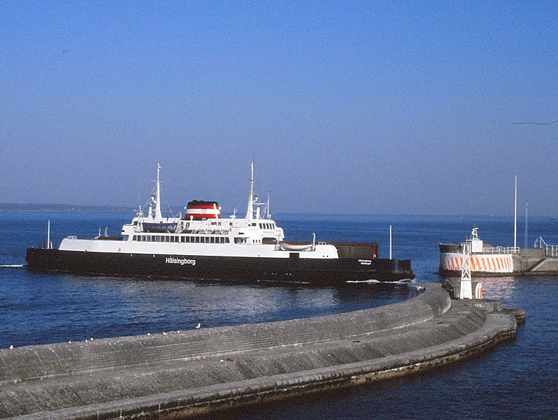 Helsingborg / N Entrance S side Detached Breakwater N end No 3 light (front) N Entrance N side No 4 light (back)
Permission granted by 
[url=http://forum.shipspotting.com/index.php?action=profile;u=184]Capt. Jan Melchers[/url]
[url=http://www.shipspotting.com/gallery/photo.php?lid=1689800]Original photo[/url]
Keywords: Helsingborg;Sweden;Kattegat;Oresund