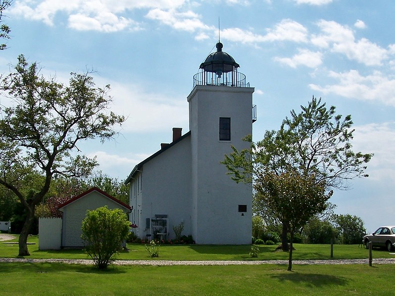 New York / Horton Point lighthouse
Author of the photo: [url=https://www.flickr.com/photos/bobindrums/]Robert English[/url]

Keywords: New York;Long Island Sound;United States