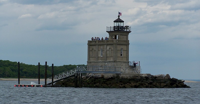 New York / Huntington Harbor lighthouse
Author of the photo: [url=https://www.flickr.com/photos/bobindrums/]Robert English[/url]

Keywords: New York;Long Island Sound;United States