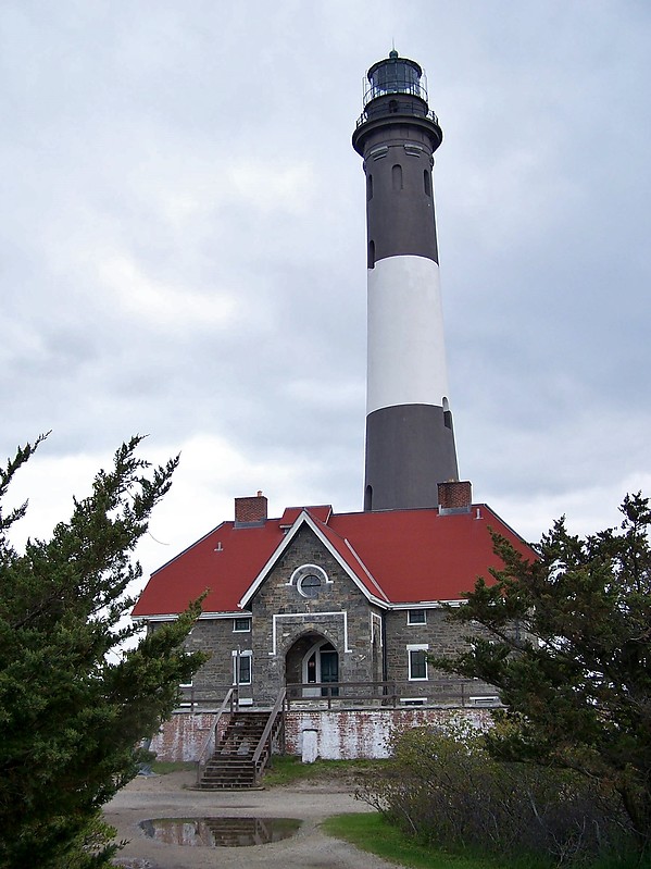 New York / Great South Bay / Long Island / Fire Island Lighthouse
Author of the photo: [url=https://www.flickr.com/photos/bobindrums/]Robert English[/url]

Keywords: New York;Great South Bay;Long island;United States;Atlantic ocean