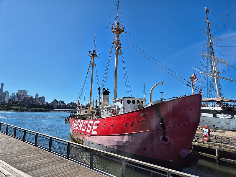 New York / Lightship 87 (WAL-512) Ambrose
Keywords: New York;United States;Lightship