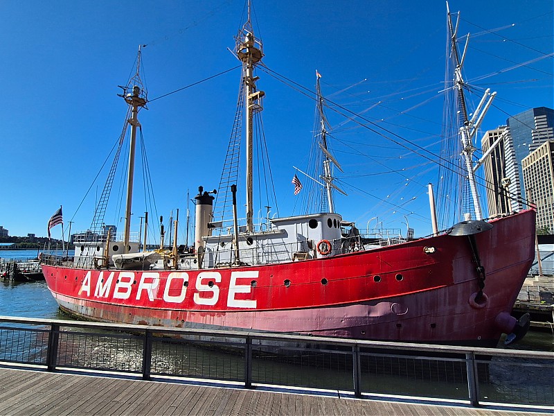 New York / Lightship 87 (WAL-512) Ambrose
Keywords: New York;United States;Lightship