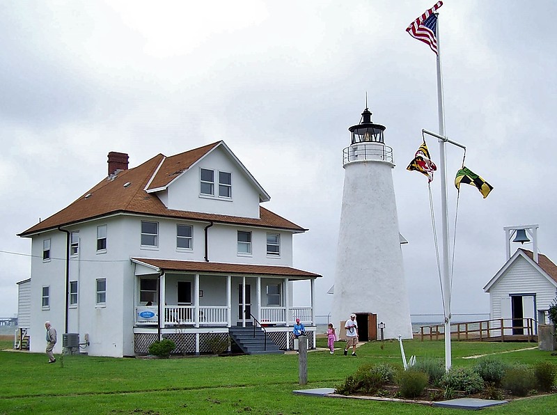 Maryland / Cove Point lighthouse
Author of the photo: [url=https://www.flickr.com/photos/bobindrums/]Robert English[/url]
Keywords: United States;Maryland;Chesapeake bay