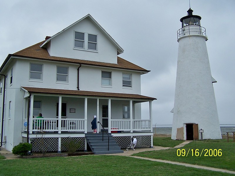 Maryland / Cove Point lighthouse
Author of the photo: [url=https://www.flickr.com/photos/bobindrums/]Robert English[/url]
Keywords: United States;Maryland;Chesapeake bay