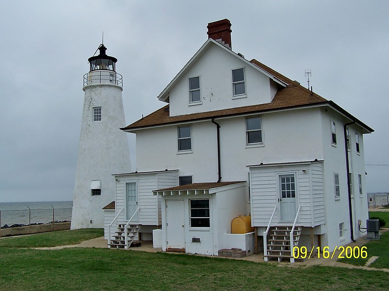 Maryland / Cove Point lighthouse
Author of the photo: [url=https://www.flickr.com/photos/bobindrums/]Robert English[/url]
Keywords: United States;Maryland;Chesapeake bay