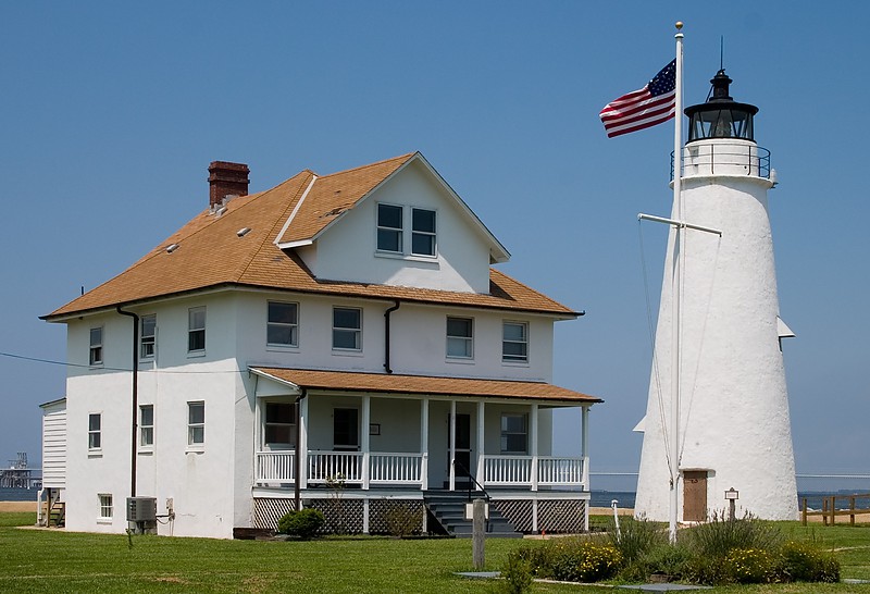 Maryland / Cove Point lighthouse
Photo source:[url=http://lighthousesrus.org/index.htm]www.lighthousesRus.org[/url]
[url=http://en.wikipedia.org/wiki/Cove_Point_Light]Wikipedia[/url]
Keywords: United States;Maryland;Chesapeake bay