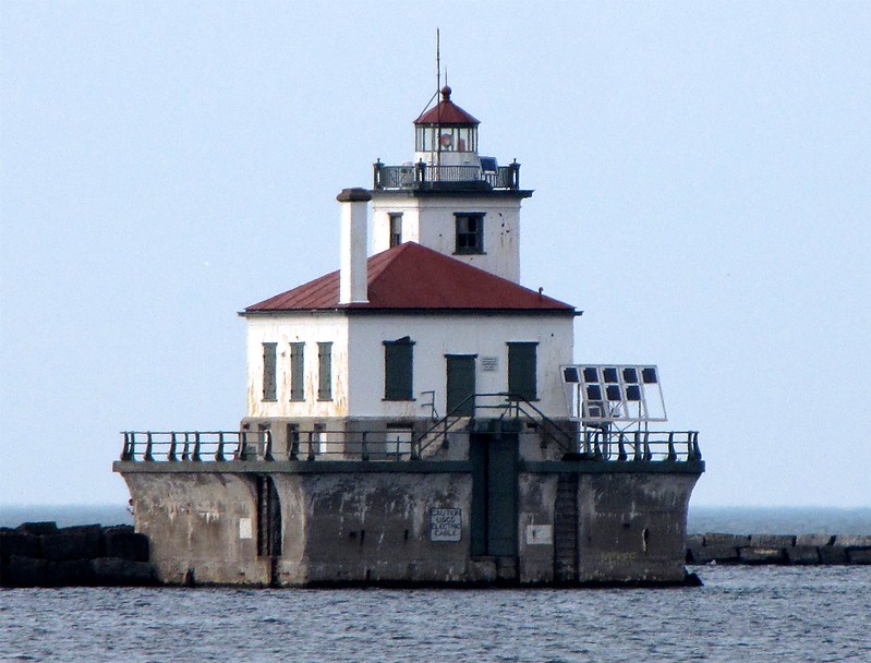 New York / Oswego Harbor West Pierhead lighthouse
Author of the photo: [url=https://www.flickr.com/photos/bobindrums/]Robert English[/url]
Keywords: New York;Oswego;Lake Ontario;United States
