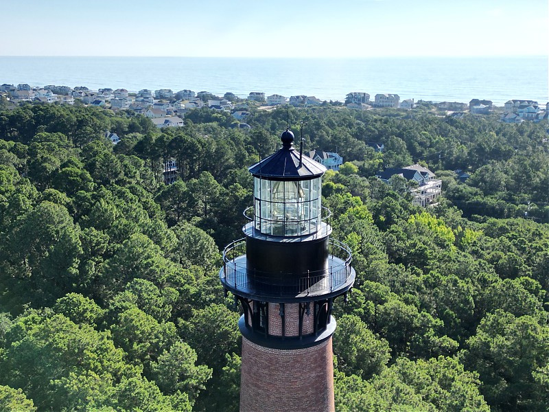 North Carolina / Corolla / Currituck Beach lighthouse - lantern
Author of the photo: [url=https://www.flickr.com/photos/31291809@N05/]Will[/url]
Keywords: North Carolina;Atlantic ocean;United States;Corolla;Lantern;Aerial