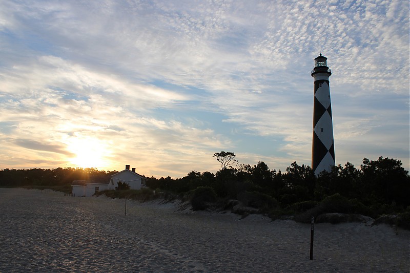 North Carolina / Cape Lookout lighthouse at sunset
Author of the photo: [url=https://www.flickr.com/photos/31291809@N05/]Will[/url]
Keywords: North Carolina;Atlantic ocean;United States;Sunset