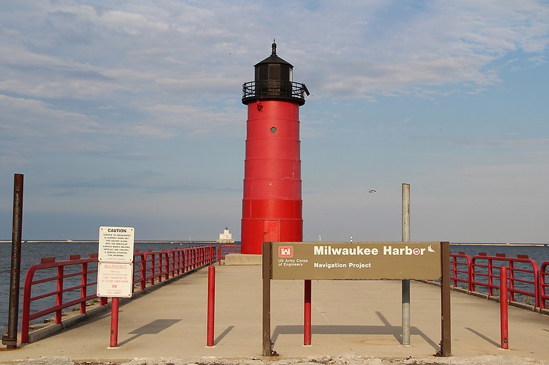 Wisconsin / Milwaukee Pierhead lighthouse
Author of the photo: [url=http://www.flickr.com/photos/21953562@N07/]C. Hanchey[/url]
Keywords: Wisconsin;Milwaukee;Lake Michigan;United States