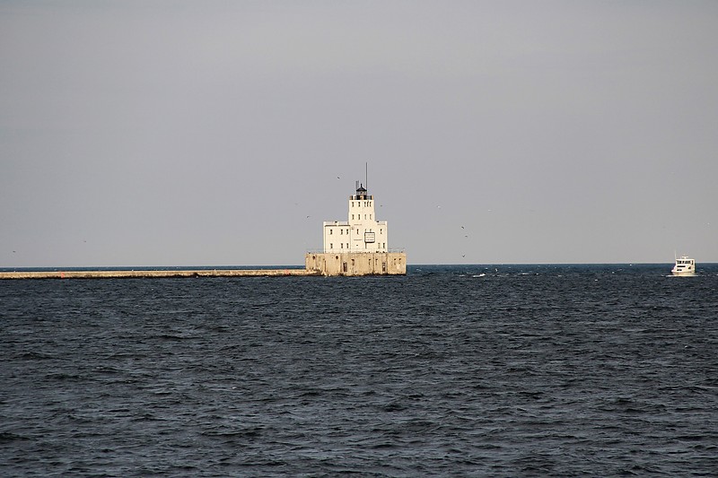 Wisconsin / Milwaukee North Breakwater lighthouse
Author of the photo: [url=http://www.flickr.com/photos/21953562@N07/]C. Hanchey[/url]
Keywords: Milwaukee;Wisconsin;United States;Lake Michigan