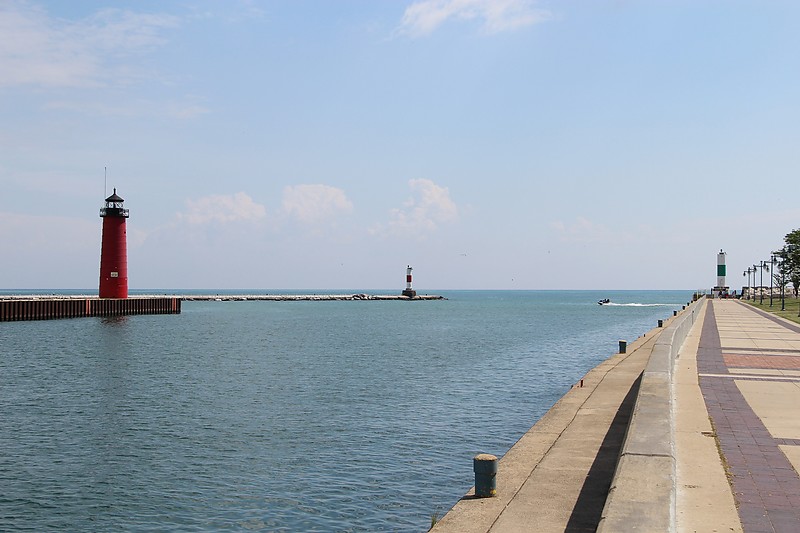 Wisconsin / Kenosha / North pier head lighthouse (left) Breakwater light (center) South pier head light (right)
Author of the photo: [url=http://www.flickr.com/photos/21953562@N07/]C. Hanchey[/url]
Keywords: Wisconsin;United States;Lake Michigan;Kenosha