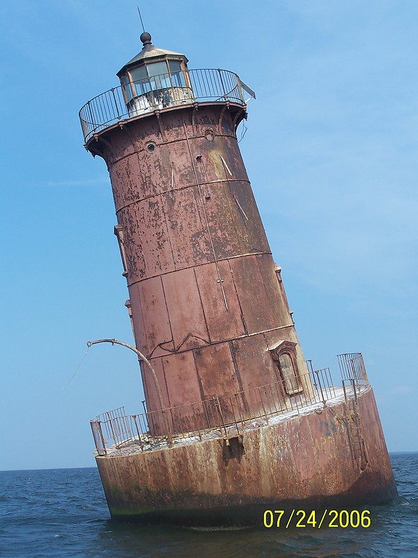 Maryland / Chesapeake Bay / Sharps Island Lighthouse
Author of the photo: [url=https://www.flickr.com/photos/bobindrums/]Robert English[/url]
Keywords: Chesapeake Bay;Maryland;United States;Offshore