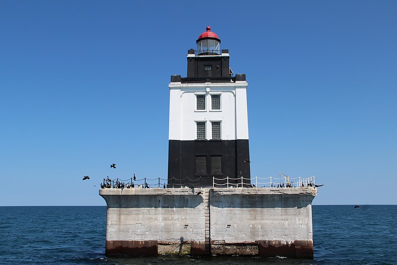 Michigan / Poe Reef lighthouse
Author of the photo: [url=http://www.flickr.com/photos/21953562@N07/]C. Hanchey[/url]
Keywords: Michigan;Lake Huron;United States;Offshore