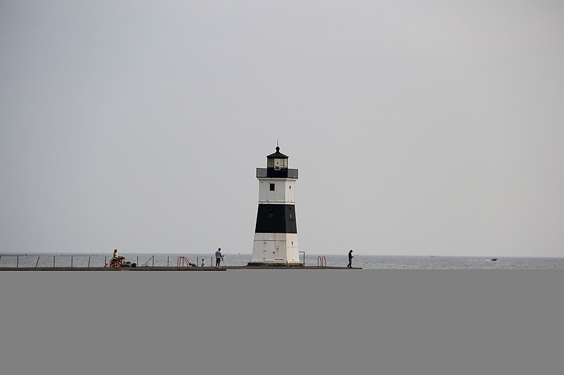 Pennsylvania / Erie Harbor Pierhead lighthouse
Author of the photo: [url=http://www.flickr.com/photos/21953562@N07/]C. Hanchey[/url]
Keywords: Erie Harbour;Lake Erie;Pennsylvania;United States