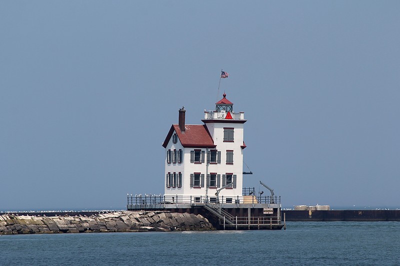 Ohio / Lorain Harbor lighthouse
Author of the photo: [url=http://www.flickr.com/photos/21953562@N07/]C. Hanchey[/url]
Keywords: Lake Erie;Lorain;Ohio;United States