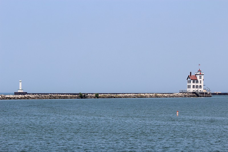 Ohio / Lorain harbor / East breakwater light (left) and West breakwater lighthouse
Author of the photo: [url=http://www.flickr.com/photos/21953562@N07/]C. Hanchey[/url]
Keywords: Lake Erie;Ohio;United States;Lorain