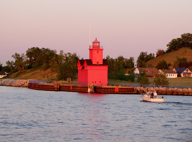 Michigan /  Holland Harbor South Pierhead lighthouse
AKA Big Red
Author of the photo: [url=https://www.flickr.com/photos/bobindrums/]Robert English[/url]

Keywords: Michigan;Holland;Lake Michigan;United States