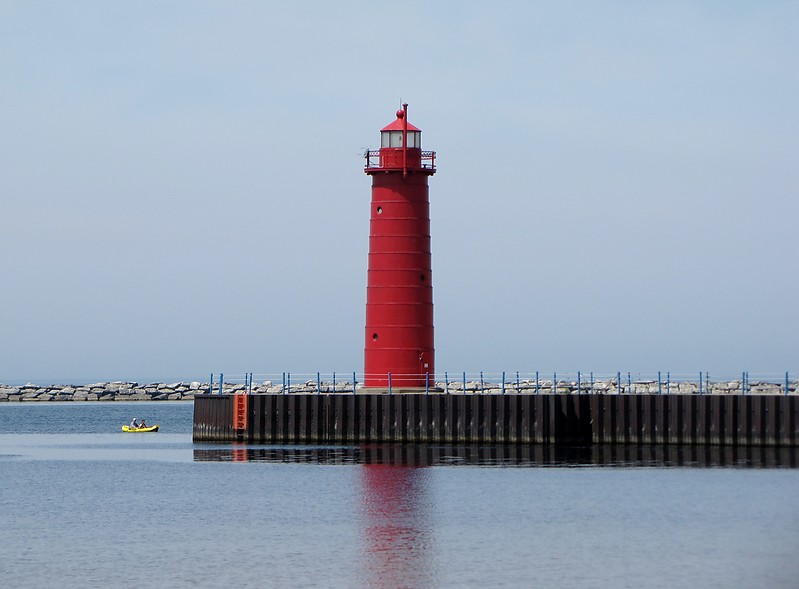 Michigan / Muskegon South Pierhead lighthouse
Author of the photo: [url=https://www.flickr.com/photos/bobindrums/]Robert English[/url]
Keywords: Michigan;Lake Michigan;United States;Muskegon