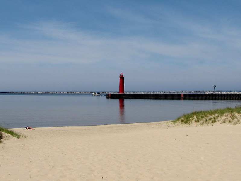 Michigan / Muskegon South Pierhead lighthouse
Author of the photo: [url=https://www.flickr.com/photos/bobindrums/]Robert English[/url]
Keywords: Michigan;Lake Michigan;United States;Muskegon