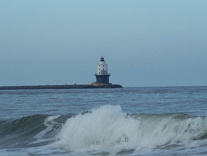 Delaware / Lewes / Harbor of Refuge Lighthouse
Author of the photo: [url=https://www.flickr.com/photos/bobindrums/]Robert English[/url]
Keywords: Lewes;Delaware;United States;Atlantic ocean