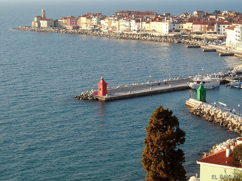 Piran breakwater lights
Distant tower is RT Madona lighthouse
Keywords: Piran;Slovenia;Adriatic sea