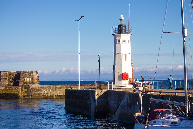 Anstruther West Pier lighthouse
In front of the lighthouse stands a lightpole with 2 permanent red lights, one above the other.
Author of the photo: [url=https://jeremydentremont.smugmug.com/]nelights[/url]
Keywords: Firth of Forth;Scotland;United Kingdom