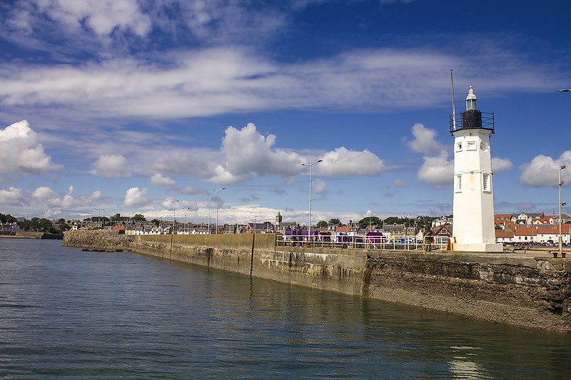 Anstruther West Pier lighthouse
In front of the lighthouse stands a lightpole with 2 permanent red lights, one above the other.
Author of the photo: [url=https://jeremydentremont.smugmug.com/]nelights[/url]
Keywords: Firth of Forth;Scotland;United Kingdom