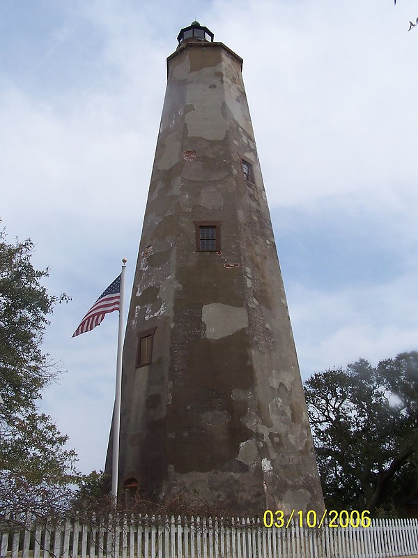 North Carolina / Bald Head Lighthouse
Author of the photo: [url=https://www.flickr.com/photos/bobindrums/]Robert English[/url]
Keywords: North Carolina;United States;Atlantic ocean