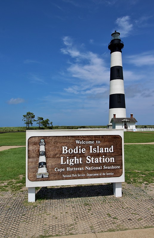 North Carolina / Bodie Island lighthouse
Author of the photo: [url=https://www.flickr.com/photos/bobindrums/]Robert English[/url]
Keywords: North Carolina;United States;Atlantic ocean