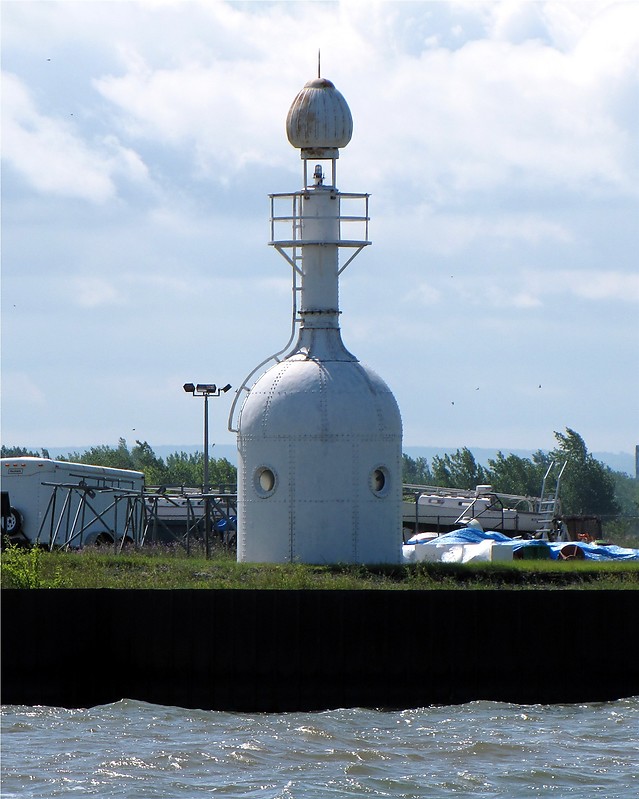 New York / Buffalo North Breakwater light
Author of the photo: [url=https://www.flickr.com/photos/bobindrums/]Robert English[/url]
Keywords: New York;Buffalo;United States;Lake Erie