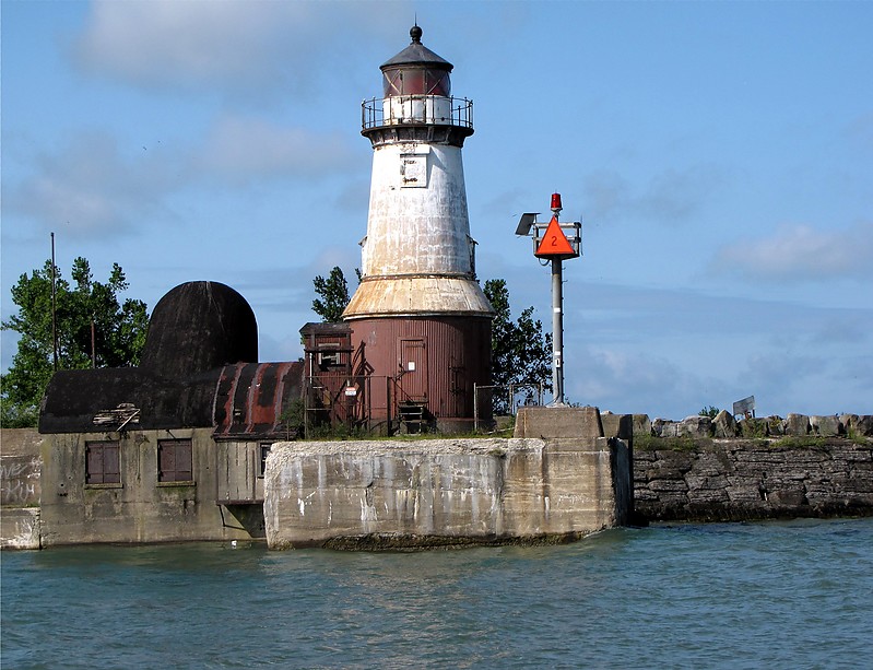 New York / Buffalo Harbor South Entrance (South Buffalo) lighthouse
Author of the photo: [url=https://www.flickr.com/photos/bobindrums/]Robert English[/url]
Keywords: New York;Buffalo;United States;Lake Erie