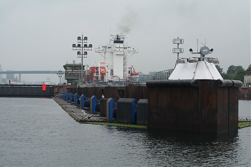 Kiel Canal / Holtenau New Lock E end light
Keywords: Kiel;Kiel Canal;Germany;Kieler Bucht
