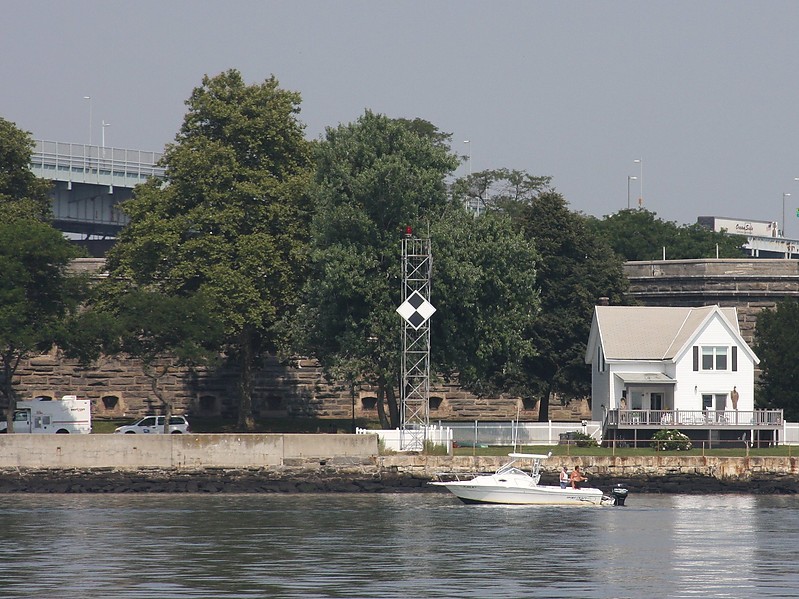 New York / East River / Throgs Neck Fort Schuyler light
Keywords: New York;United States;Offshore;East River