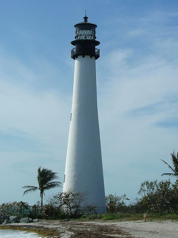 Florida / Cape Florida Lighthouse
Author of the photo: [url=https://www.flickr.com/photos/larrymyhre/]Larry Myhre[/url]

Keywords: Florida;United States;Miami;Atlantic ocean