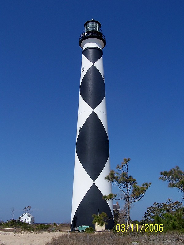 North Carolina / Cape Lookout lighthouse
Author of the photo: [url=https://www.flickr.com/photos/bobindrums/]Robert English[/url]
Keywords: North Carolina;Atlantic ocean;United States