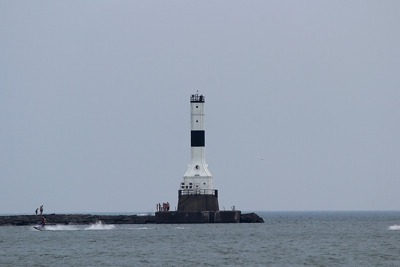 Ohio / Conneaut Harbor / West Breakwater light
Author of the photo: [url=http://www.flickr.com/photos/21953562@N07/]C. Hanchey[/url]
Keywords: Lake Erie;Conneaut;United States;Ohio