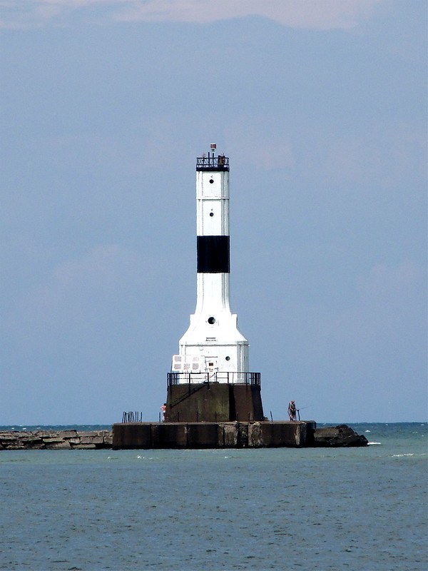 Ohio / Conneaut Harbor / West Breakwater light
Author of the photo: [url=https://www.flickr.com/photos/bobindrums/]Robert English[/url]
Keywords: Lake Erie;Conneaut;United States;Ohio