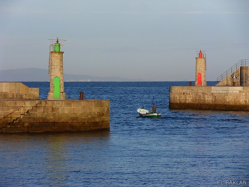 Asturias / Puerto de Tapia S pier head light (green) and N pier head light (red)
Keywords: Puerto de Tapia;Asturias;Spain;Bay of Biscay