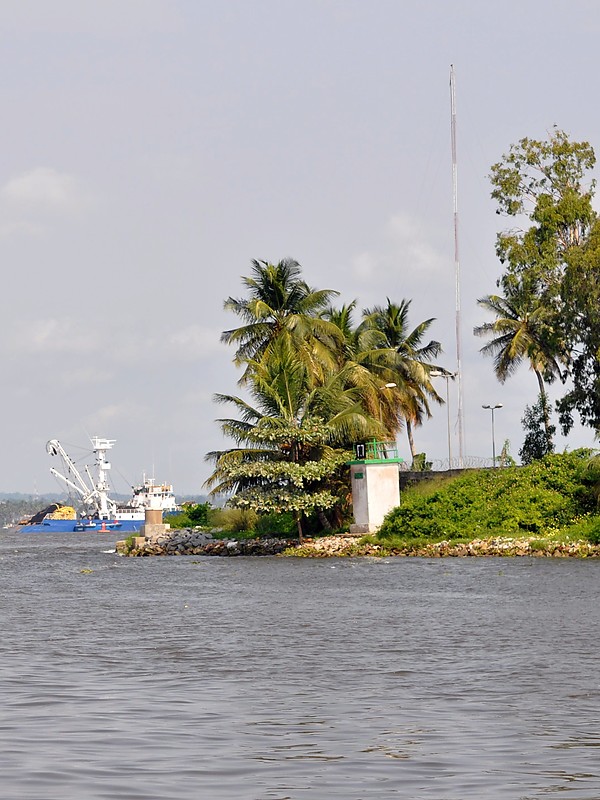 Abidjan / Canal de Vridi E Side F 7 light
Keywords: Abidjan;Ivory coast;Gulf of Guinea